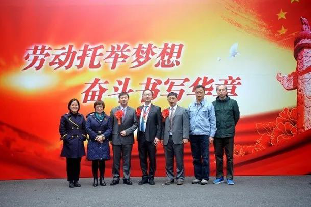 向勞模致敬！華虹集團(tuán)2位上海市勞動(dòng)模范和2個(gè)上海市模范集體受表彰